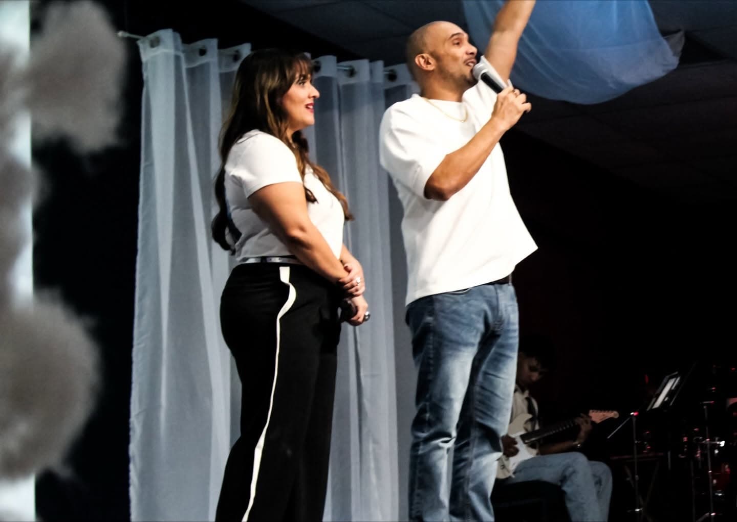 Apóstol Luis Rosario y Pastora Vickie Quiñones dirigiéndose a la congregación