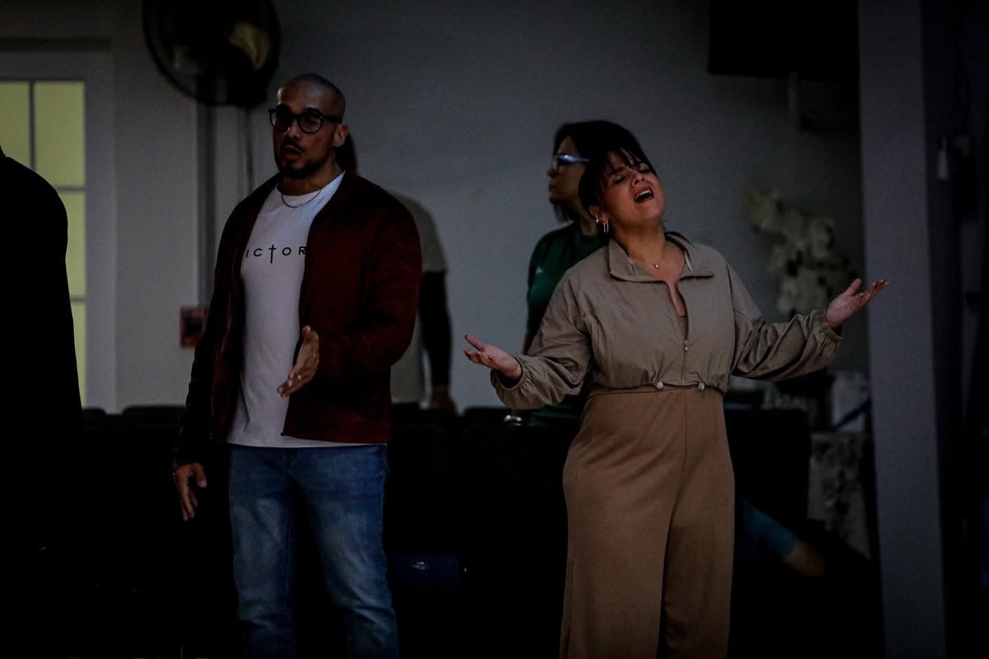 Apóstol Luis Rosario y Pastora Vickie Quiñones durante un momento de adoración