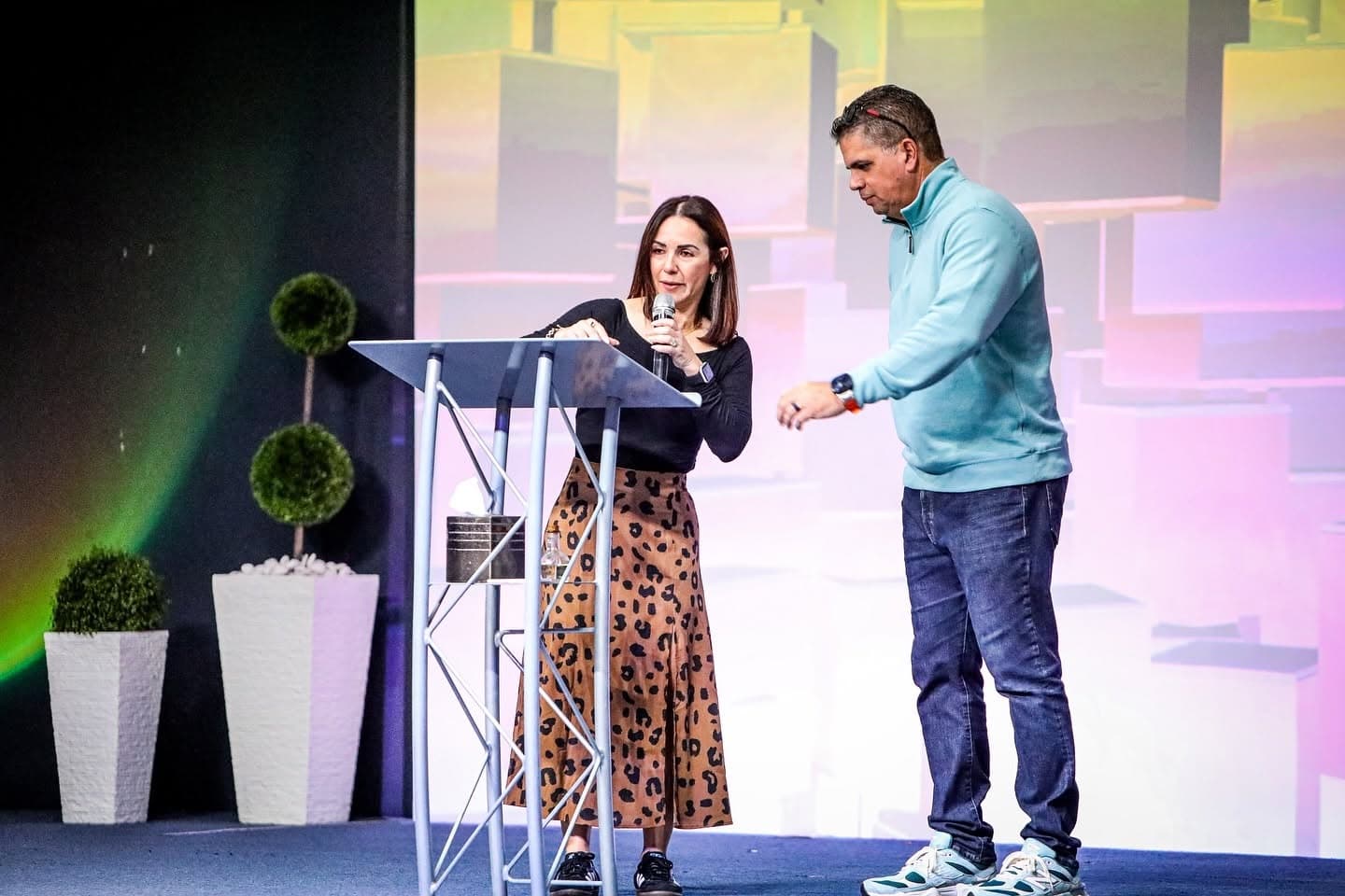 Líderes del ministerio de matrimonios compartiendo en la iglesia