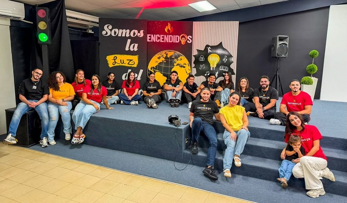 Jóvenes de Encendidos reunidos en Máxima Alabanza